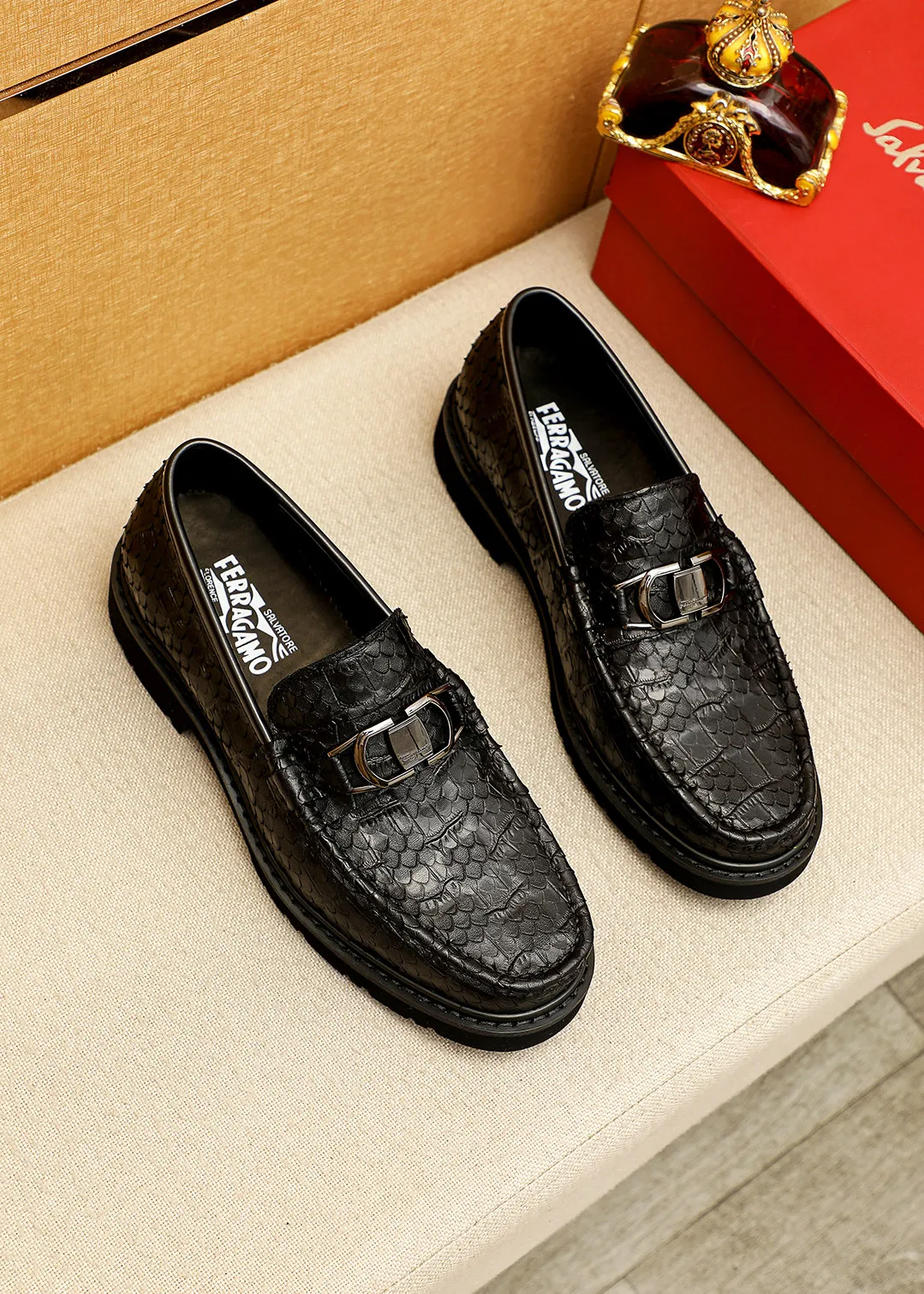 Men's shoes 💰520 💐 Product trademark: Ferragamo "Ferragamo" casual leather shoes Regular size: 38-44 (45.46🉑️customized) Product materials: Selected imported first-layer calfskin embossed upper + original hardware buckle, imported water-dyed cow leather lining. Strong three-dimensional visual effect, original outsole color: 1⃣️color optional
